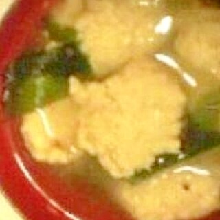 鶏団子とワカメの中華風スープ